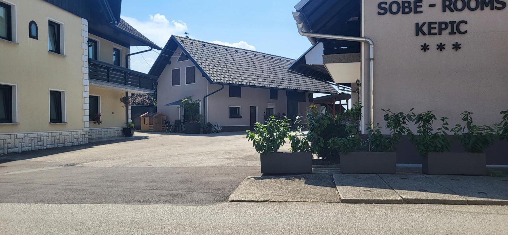 Rooms & Apartments Kepic, Airport Accomodation Cerklje na Gorenjskem Ngoại thất bức ảnh