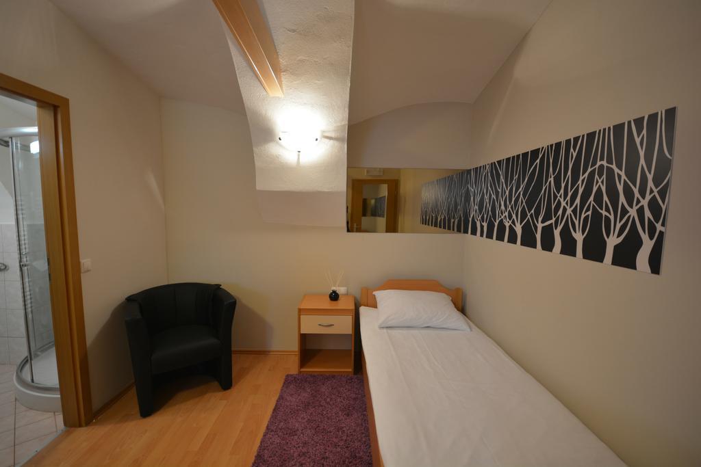 Rooms & Apartments Kepic, Airport Accomodation Cerklje na Gorenjskem Phòng bức ảnh